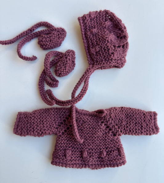 Conjunto jersey con capota y patucos lana granate para muñeco de 21cm