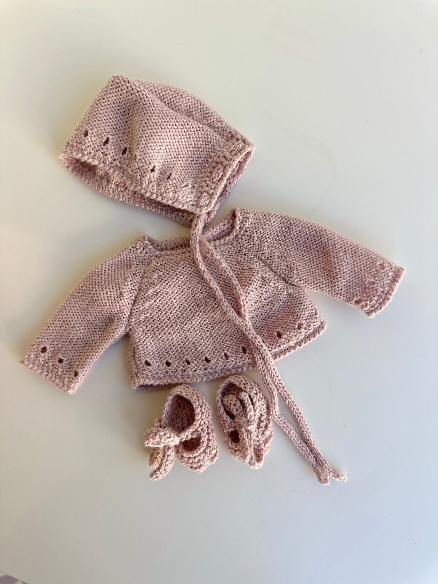 Conjunto jersey, capota y patucos para muñecos de 33cm