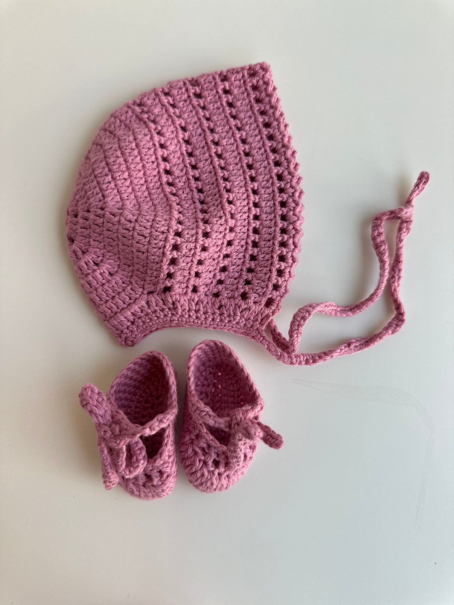 Conjunto capota y patucos hechos a mano para reborn. Disponible en varios colores: