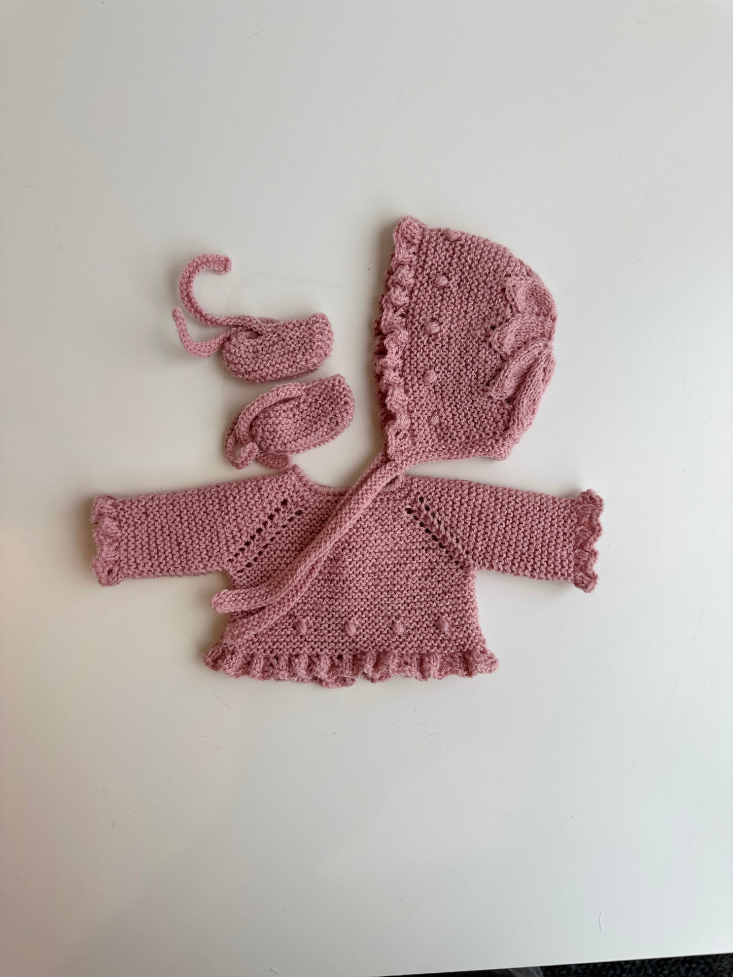 Conjunto jersey, capota y patucos para muñecos de 34 cm