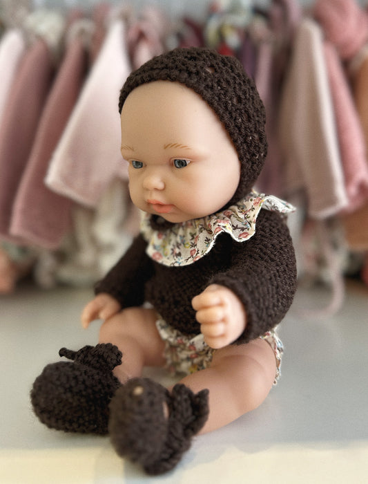 MUÑECA 26CM VESTIDA CON CULOTTE, CAPOTA DE PUNTO, JERSEY, CUELLO Y PATUCOS