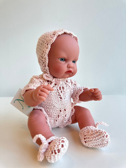 Muñeco 28 centímetros Así con peto, capota y patucos