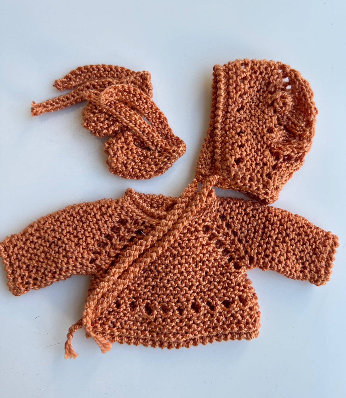 Conjunto jersey con capota y patucos perle caldera para muñeco de 21cm