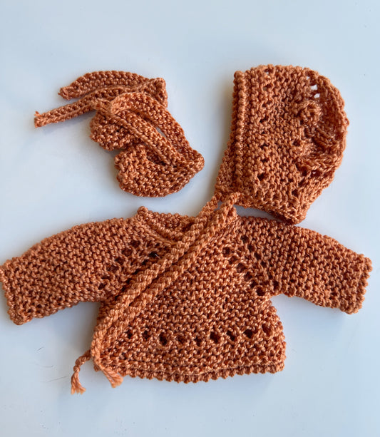 Conjunto jersey con capota y patucos perle caldera para muñeco de 21cm