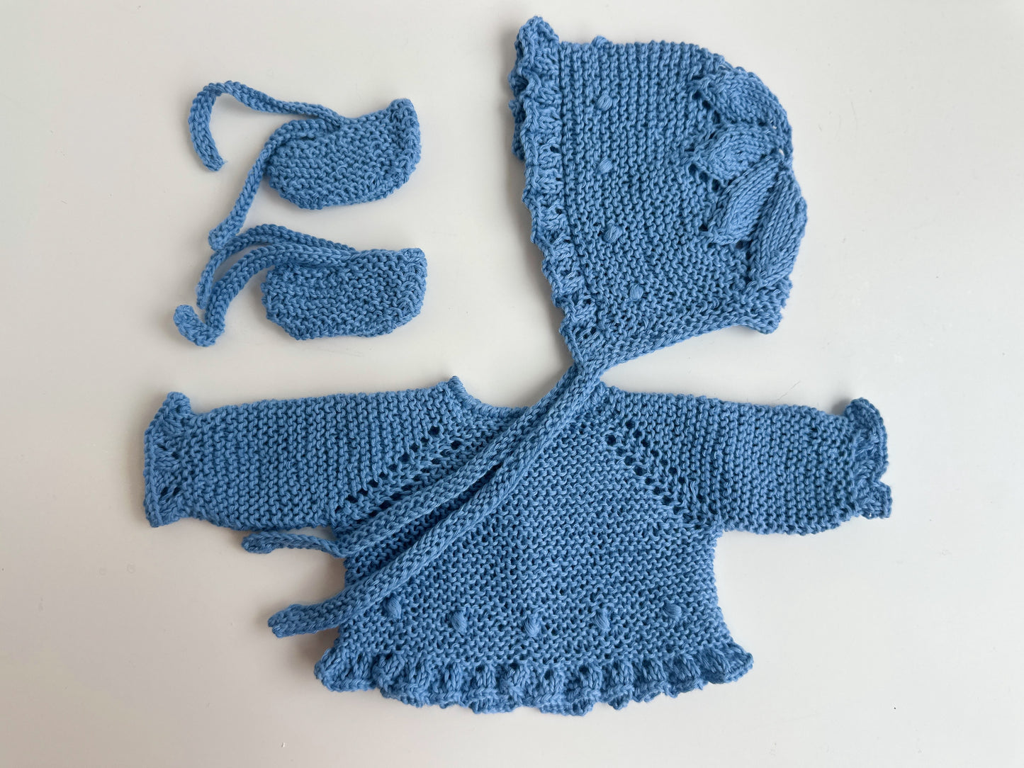 Conjunto jersey, capota y patucos para muñecos de 34 cm