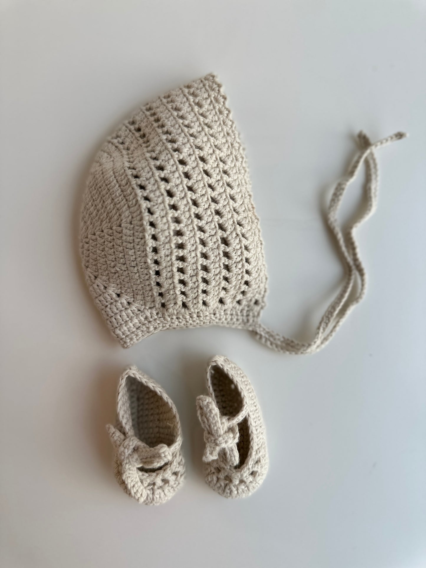 Conjunto capota y patucos hechos a mano para reborn. Disponible en varios colores: