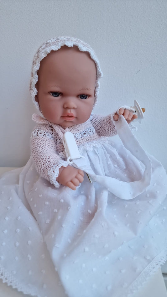 Muñeco 33cm vestido con faldón, patucos, capota y culotte hecho a mano.