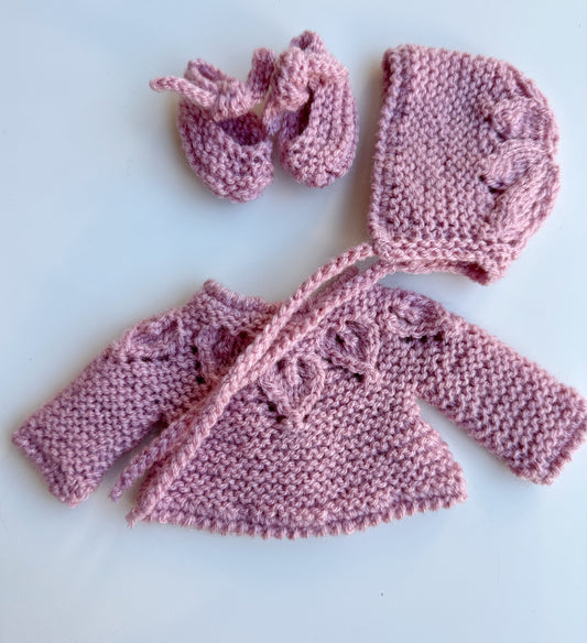 Conjunto jersey con capota y patucos lana rosa pi hojas para muñeco de 21cm