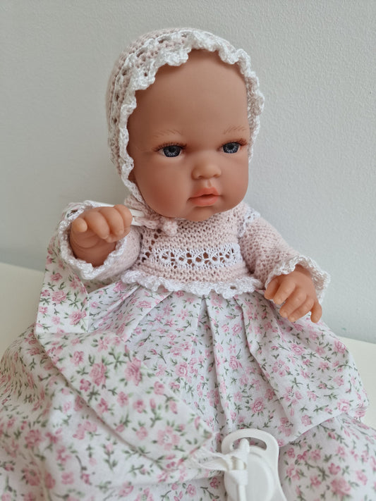 Muñeco 33cm vestido con faldón, patucos, capota y culotte hecho a mano.