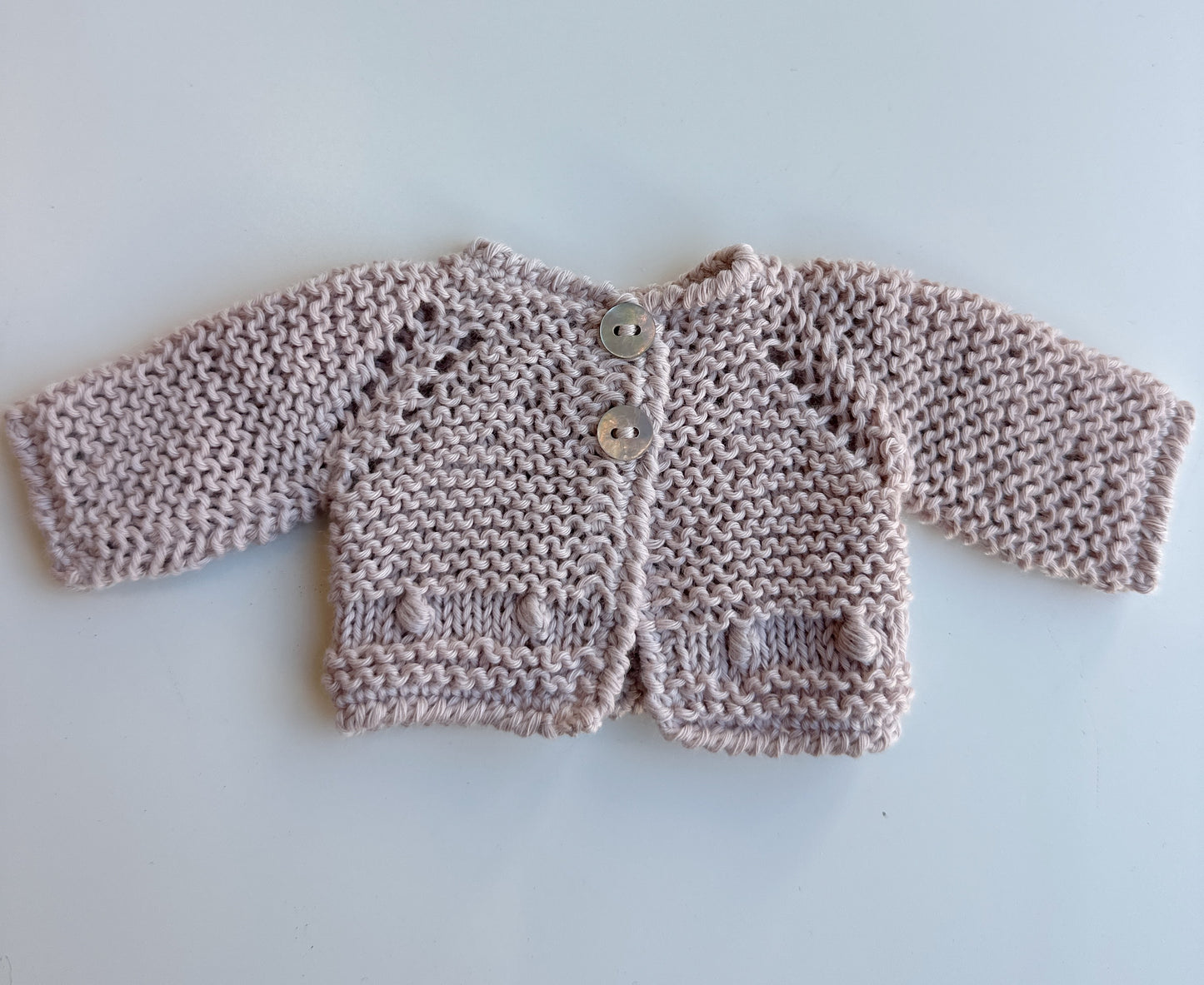 Conjunto punto hecho a mano capota, jersey y patucos algodón rosa viejo bodoques