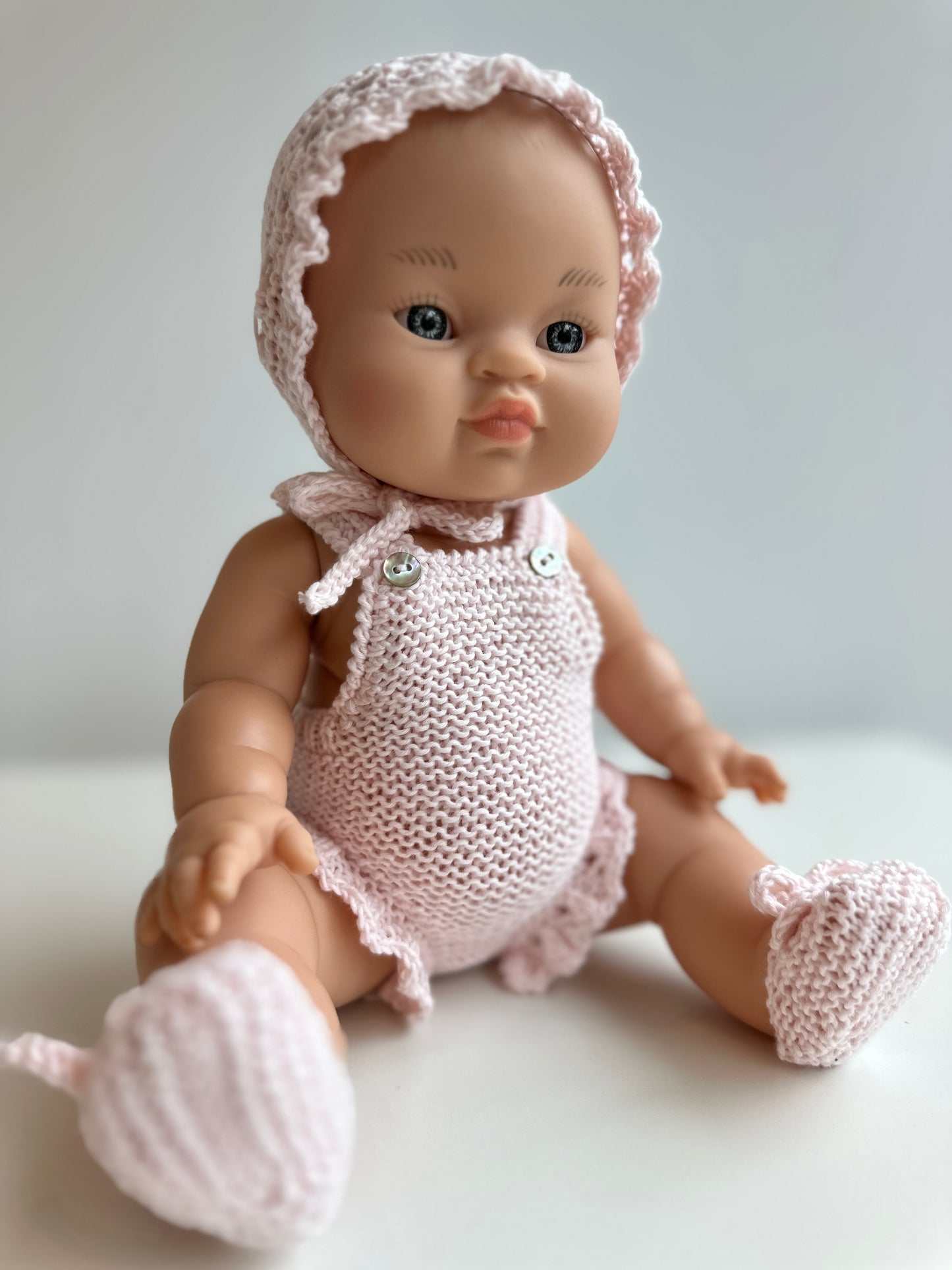 Conjunto de capota, peto y patucos hecho a mano para muñeco Gordi de Paola Reina 34 cm