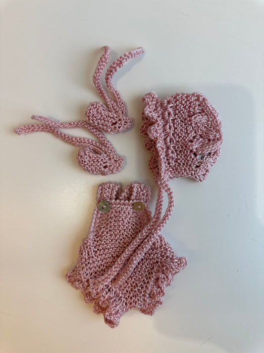 Conjunto peto, capota y patucos de perlé rosa bebé para muñecos de 21cm