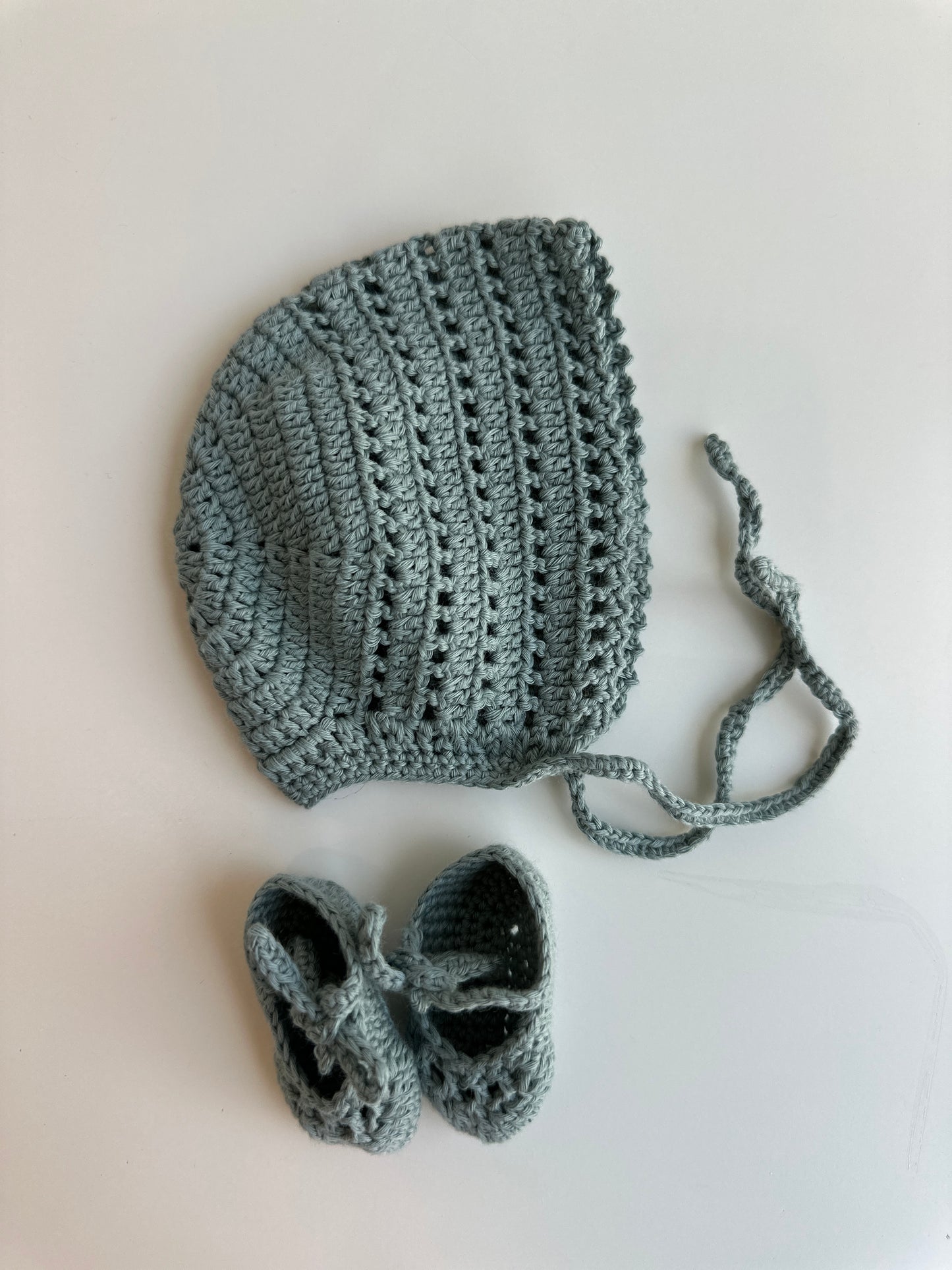 Conjunto capota y patucos hechos a mano para reborn. Disponible en varios colores: