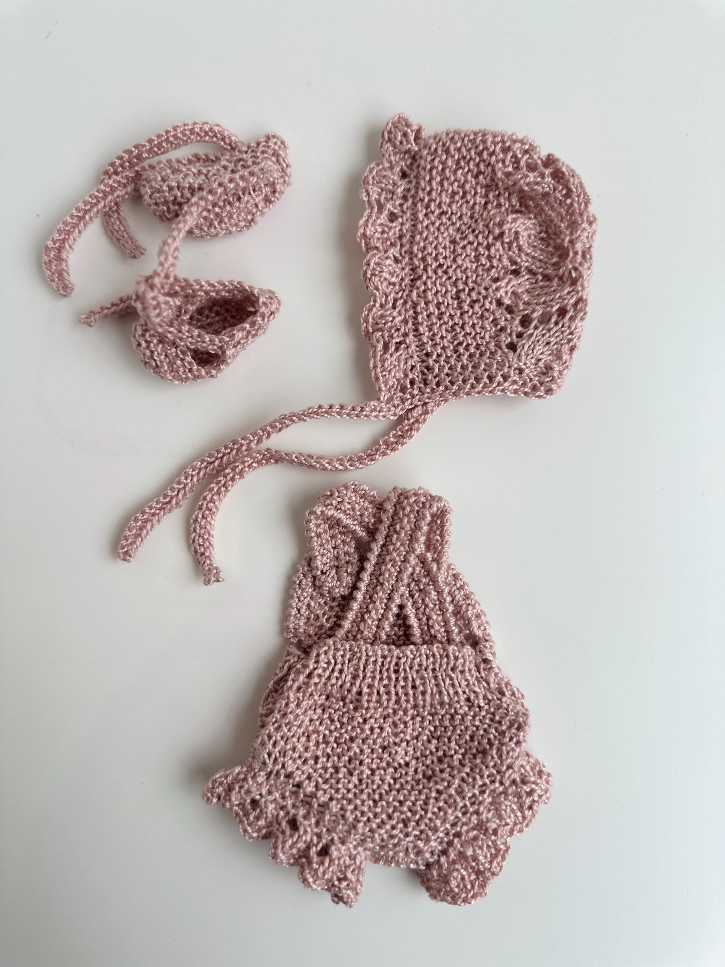 Conjunto peto capota y patucos punto Perle rosa empolvado hecho a mano