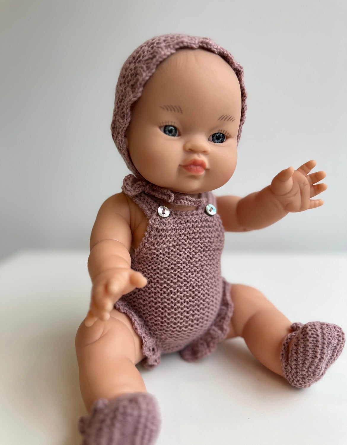 Conjunto de capota, peto y patucos hecho a mano para muñeco Gordi de Paola Reina 34 cm
