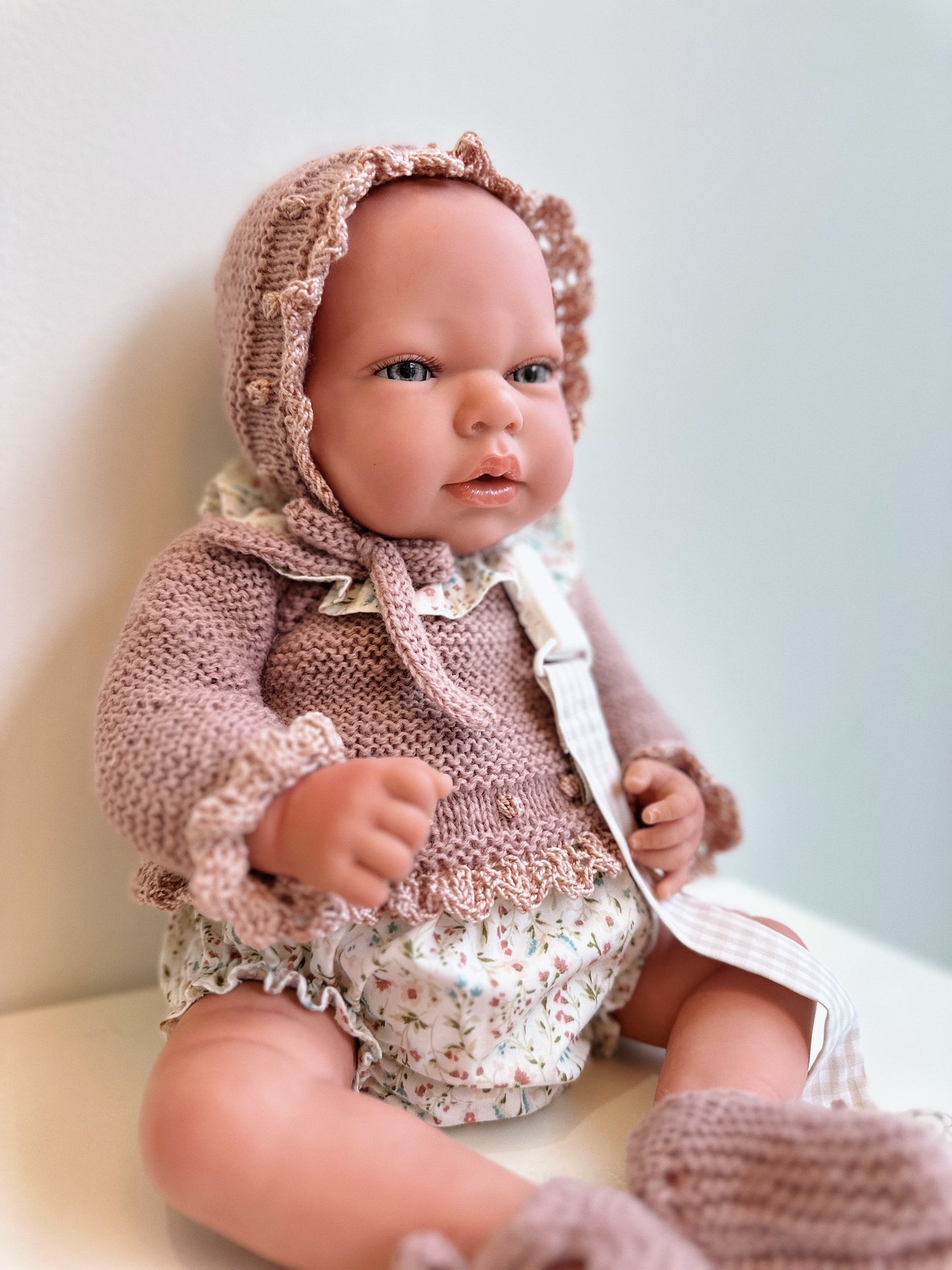 REBORN 40 CENTÍMETROS VESTIDO CON CAPOTA, JERSEY/ CHAQUETA, CULOTTE, CUELLO, CHUPETERO Y PATUCOS