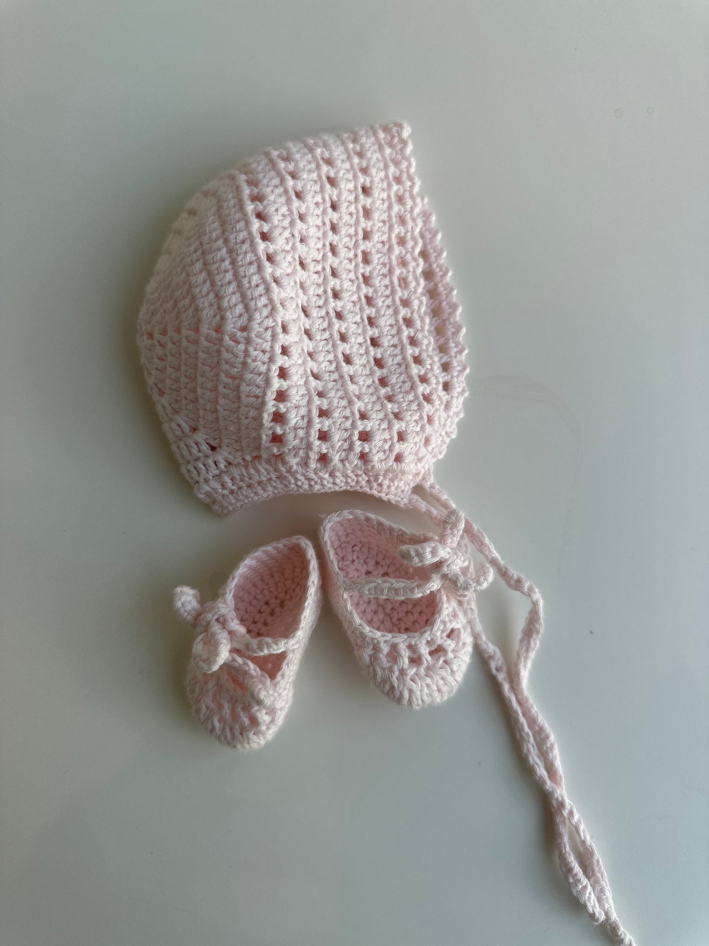 Conjunto capota y patucos hechos a mano para reborn. Disponible en varios colores: