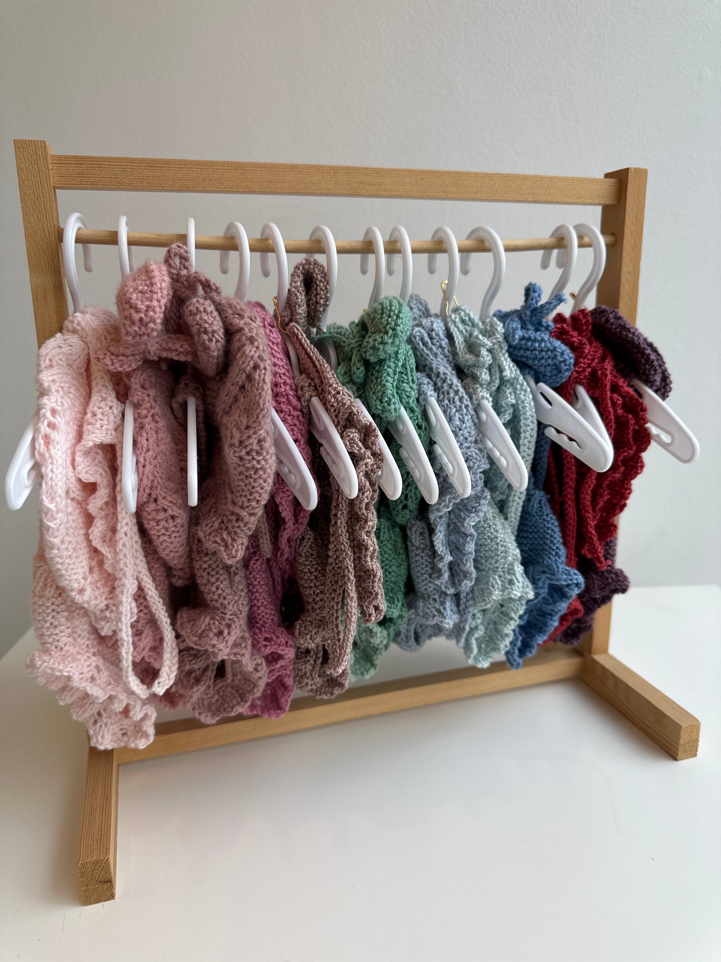 Conjunto de capota, peto y patucos hecho a mano para muñeco Gordi de Paola Reina 34 cm