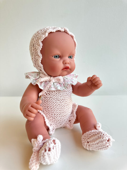 Muñeco 28 centímetros Así con peto, capota y patucos