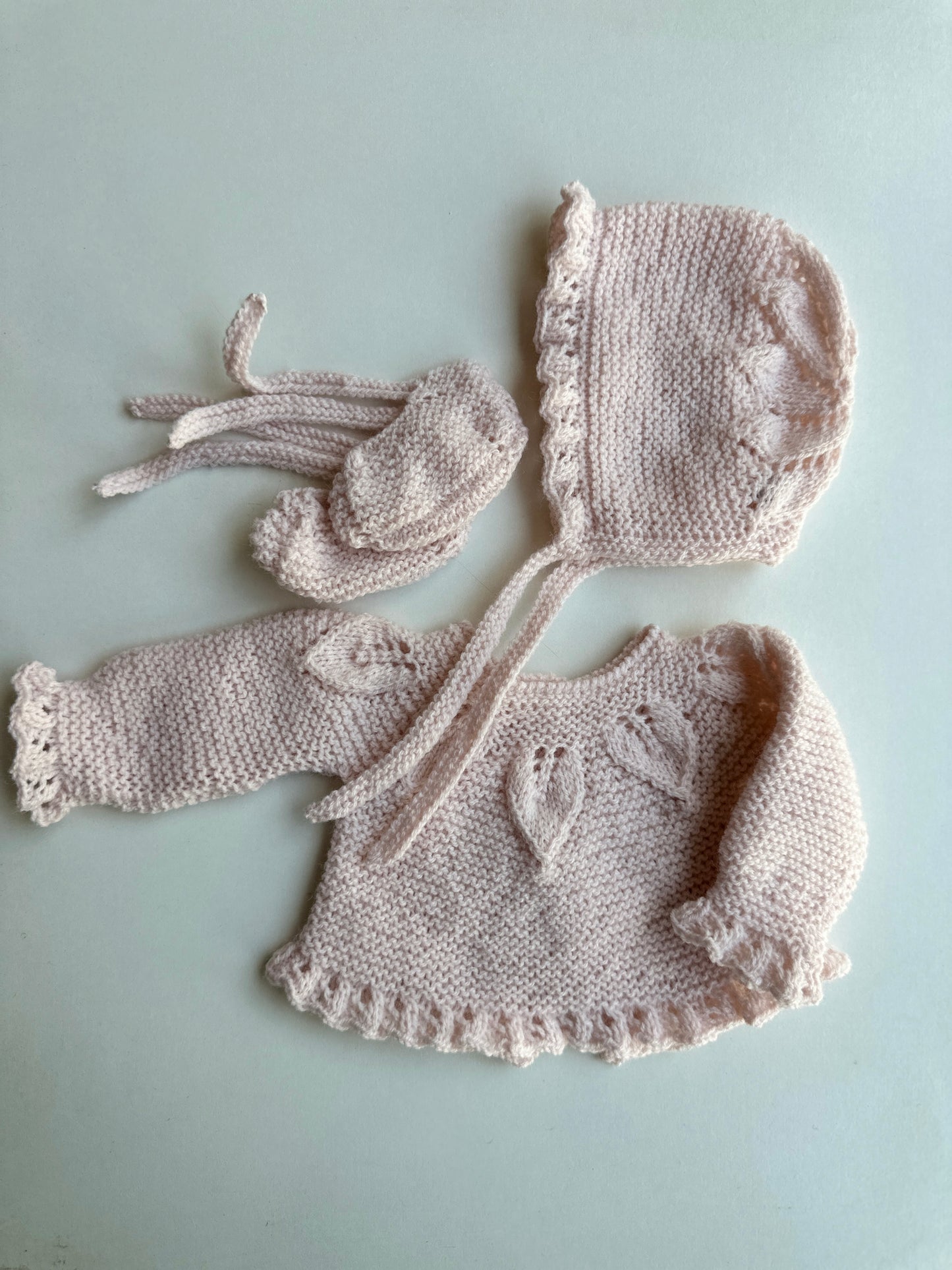 Conjunto punto Lana rosa talco hecho a mano capota, jersey y patucos