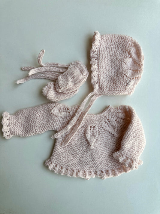 Conjunto punto Lana rosa talco hecho a mano capota, jersey y patucos