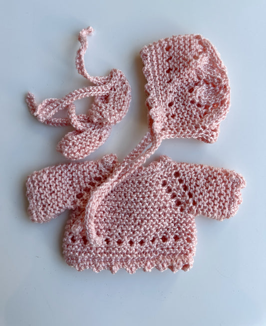 Conjunto jersey con capota y patucos perle salmon para muñeco de 21cm