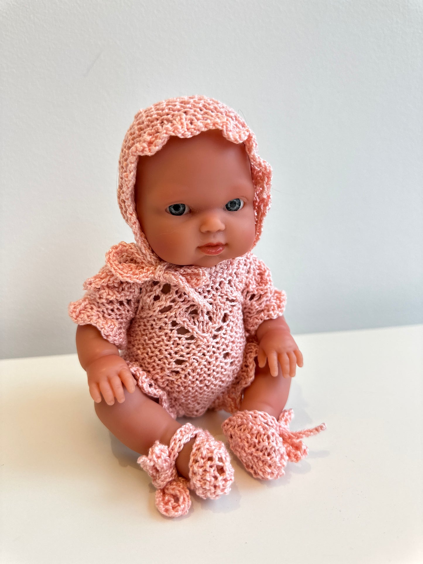 Conjunto body con capota y patucos perlé rosa salmón para muñeco de 21cm