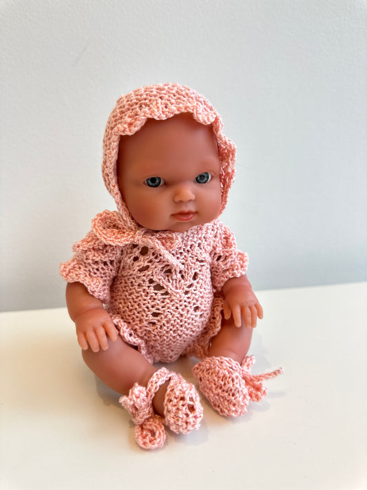 Conjunto body con capota y patucos perlé rosa salmón para muñeco de 21cm
