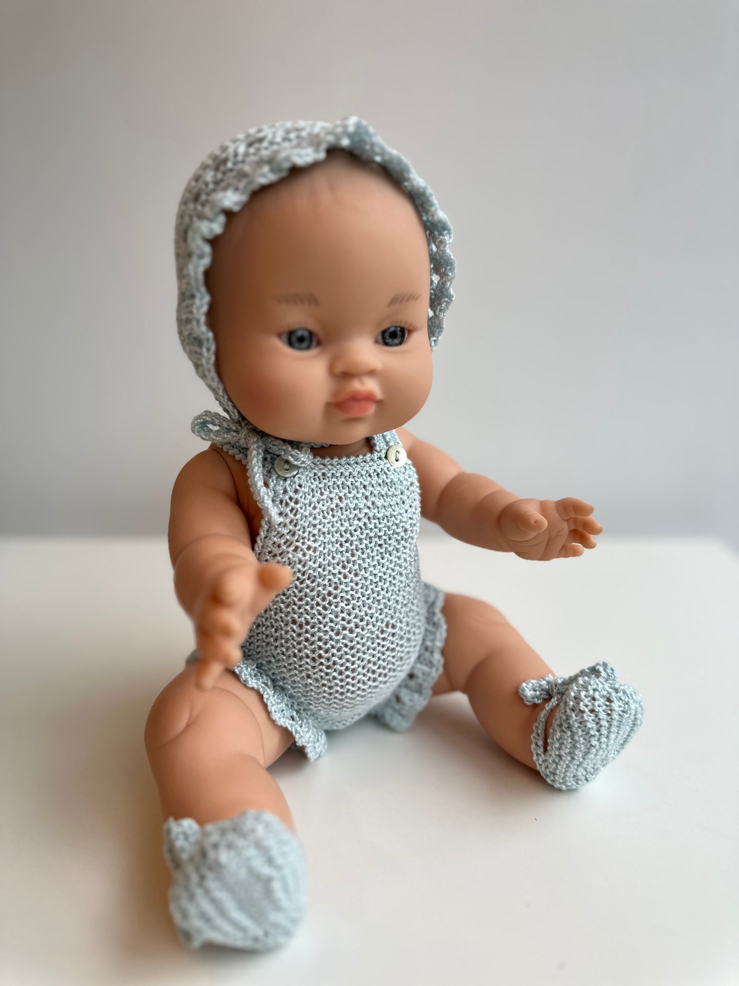Conjunto de capota, peto y patucos hecho a mano para muñeco Gordi de Paola Reina 34 cm