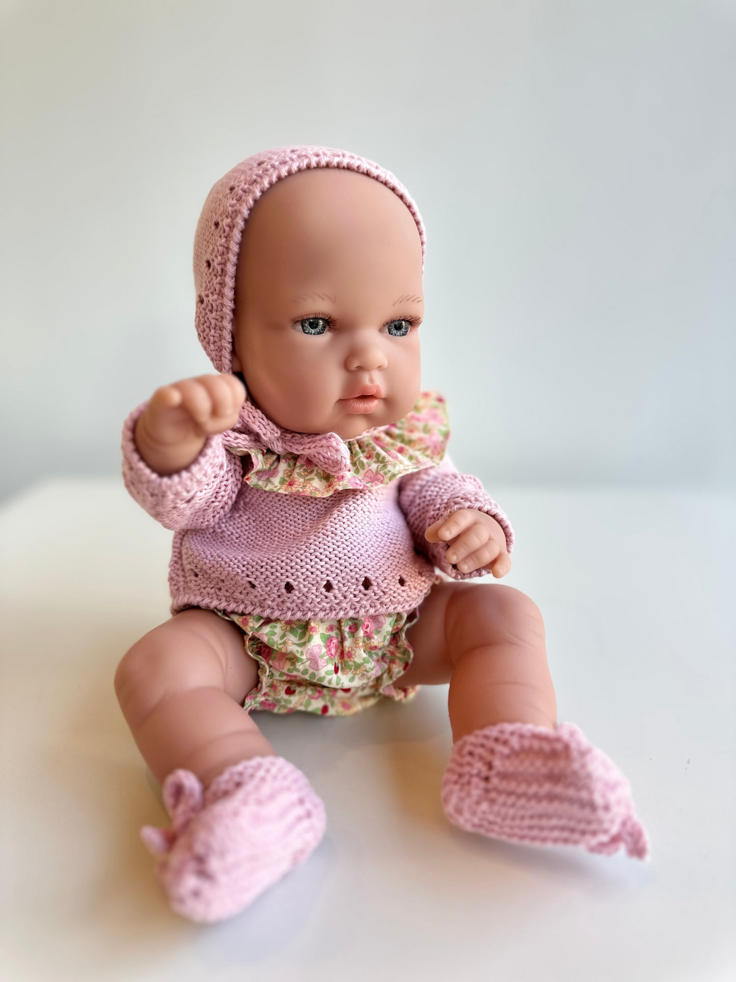 Muñeca 33 cm vestida punto calado