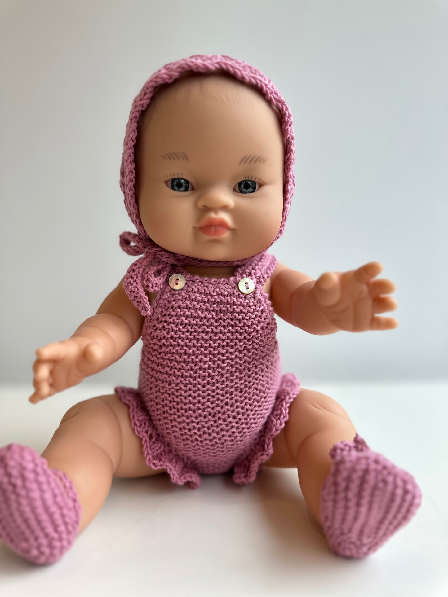 Conjunto de capota, peto y patucos hecho a mano para muñeco Gordi de Paola Reina 34 cm