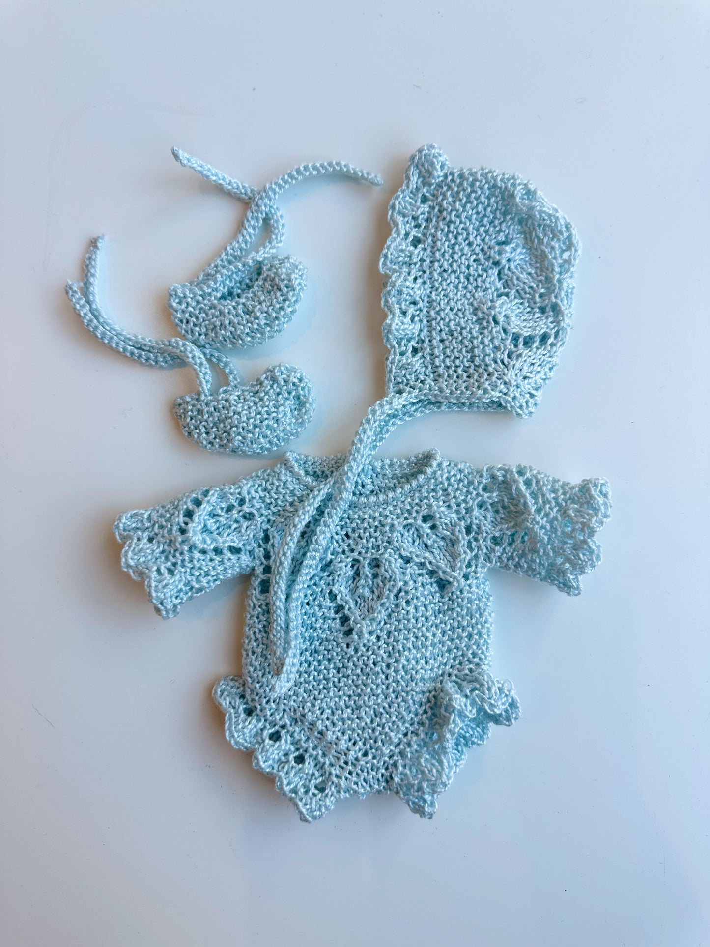 Conjunto body capota y patucos punto Perle hecho a mano