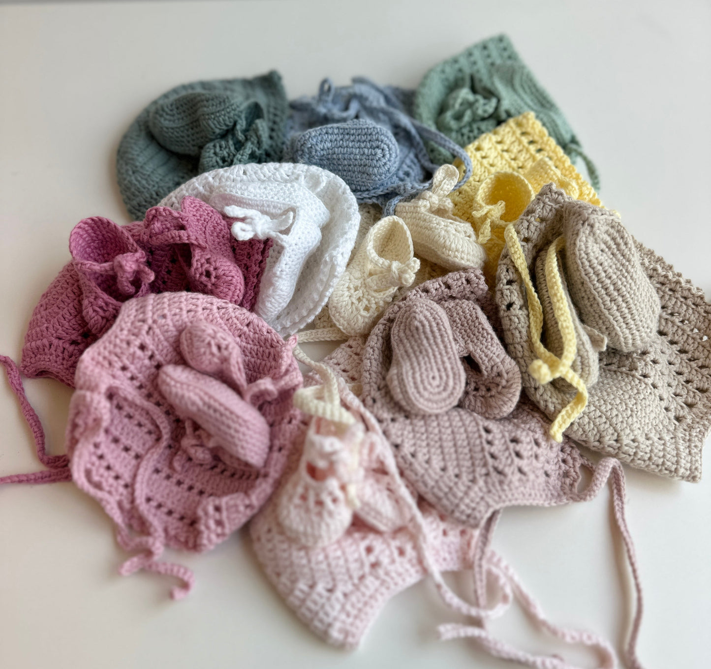 Conjunto capota y patucos hechos a mano para reborn. Disponible en varios colores: