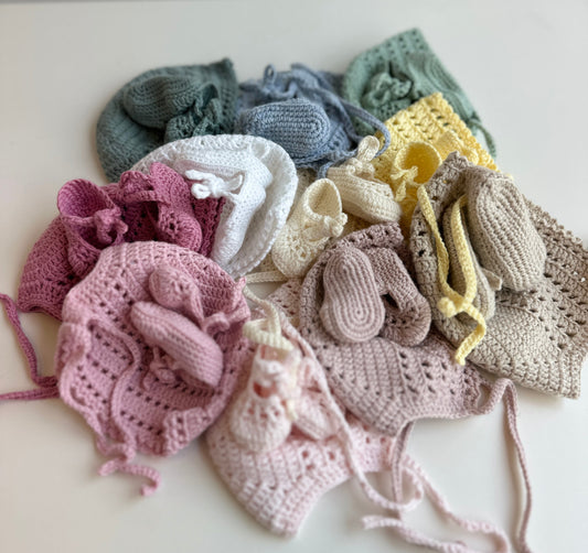 Conjunto capota y patucos hechos a mano para reborn. Disponible en varios colores: