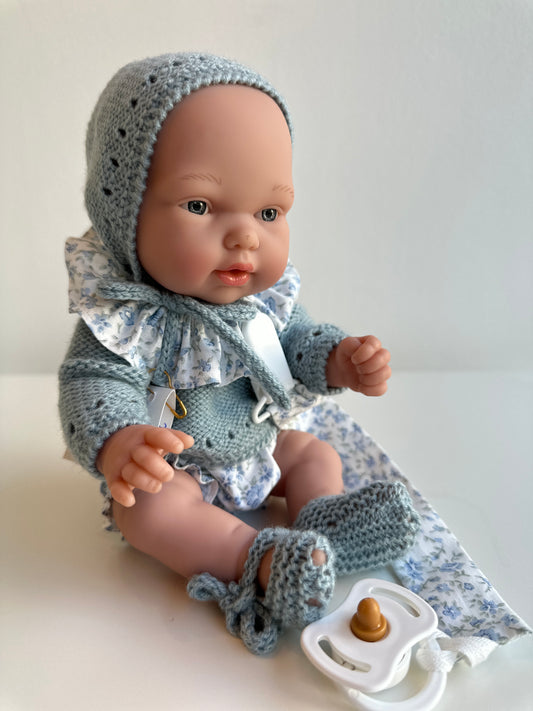 Muñeco 26 centímetros vestido con jersey, capota, patucos culotte y cuello