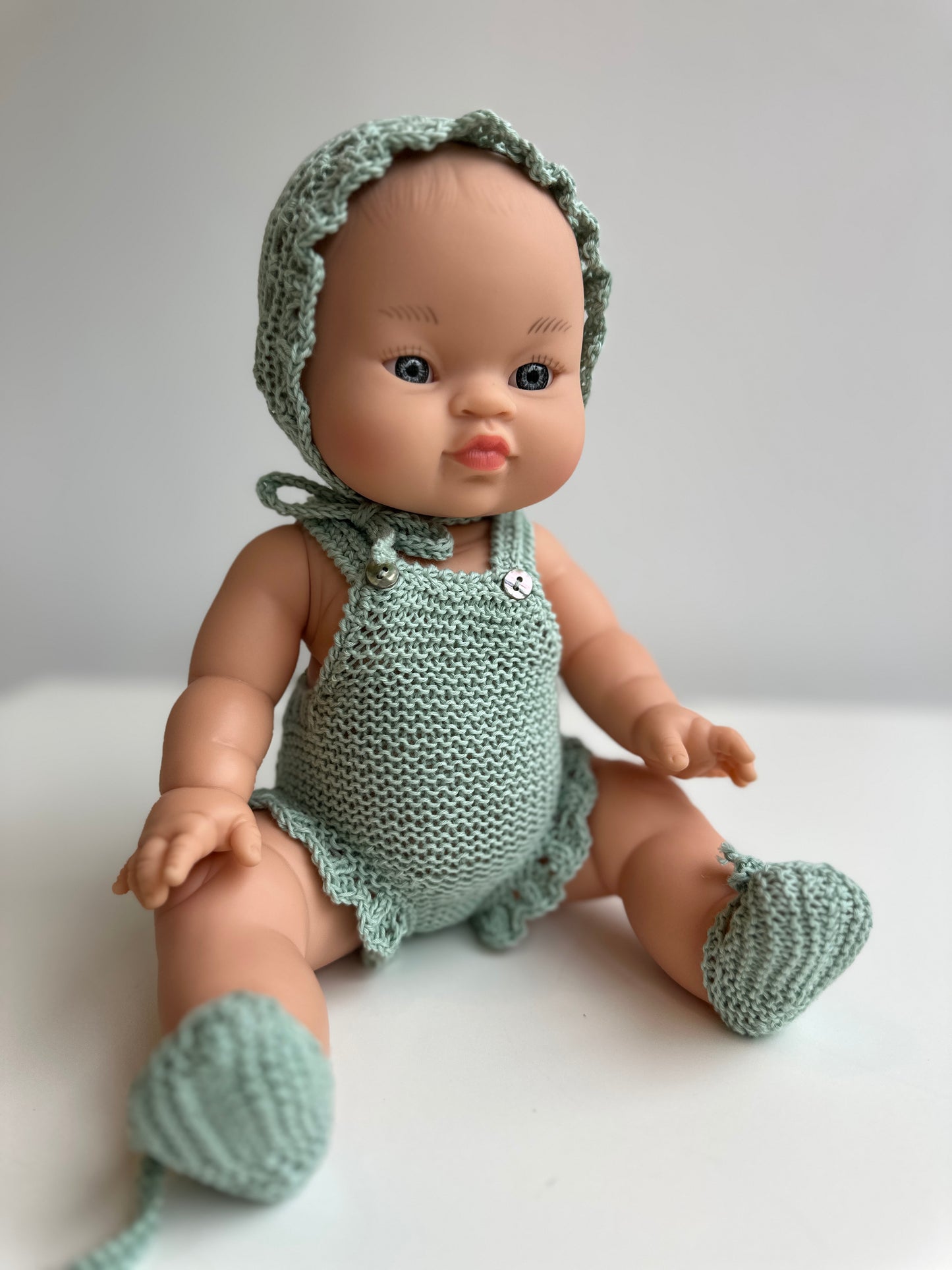 Conjunto de capota, peto y patucos hecho a mano para muñeco Gordi de Paola Reina 34 cm