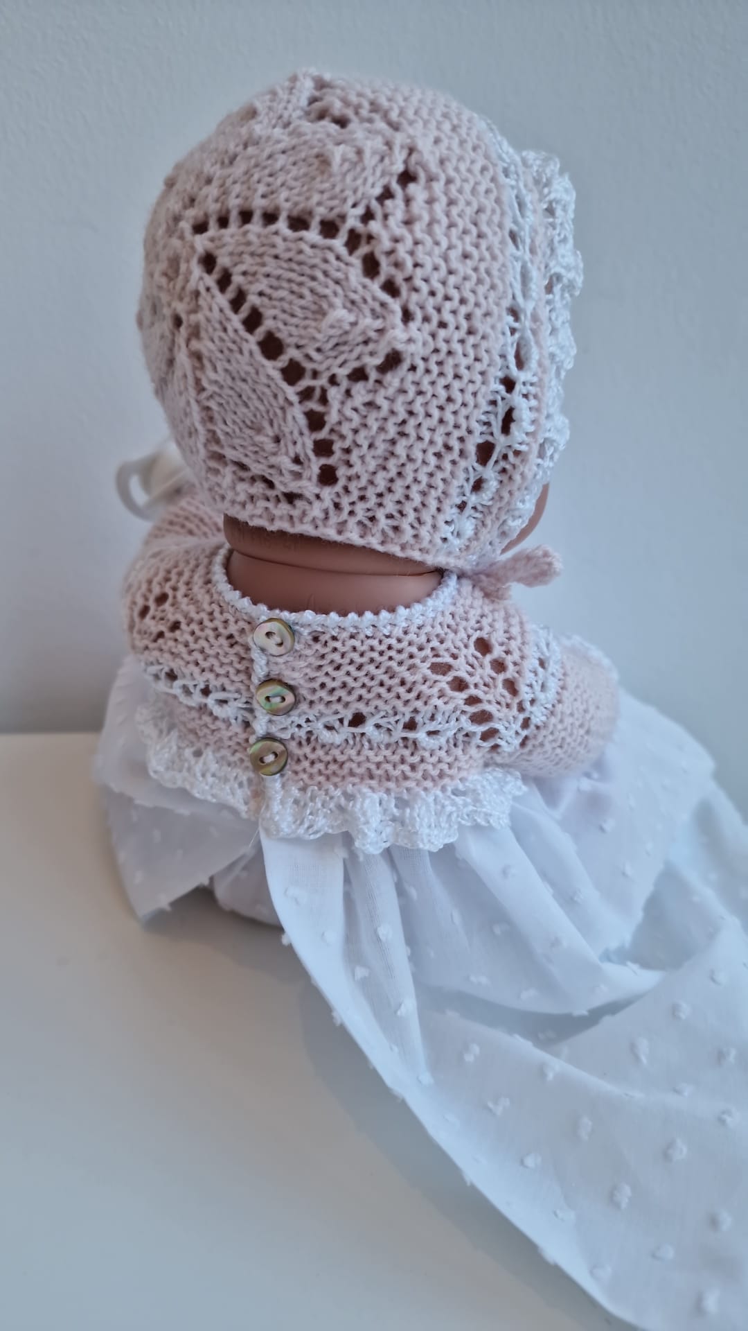 Muñeco 33cm vestido con faldón, patucos, capota y culotte hecho a mano.