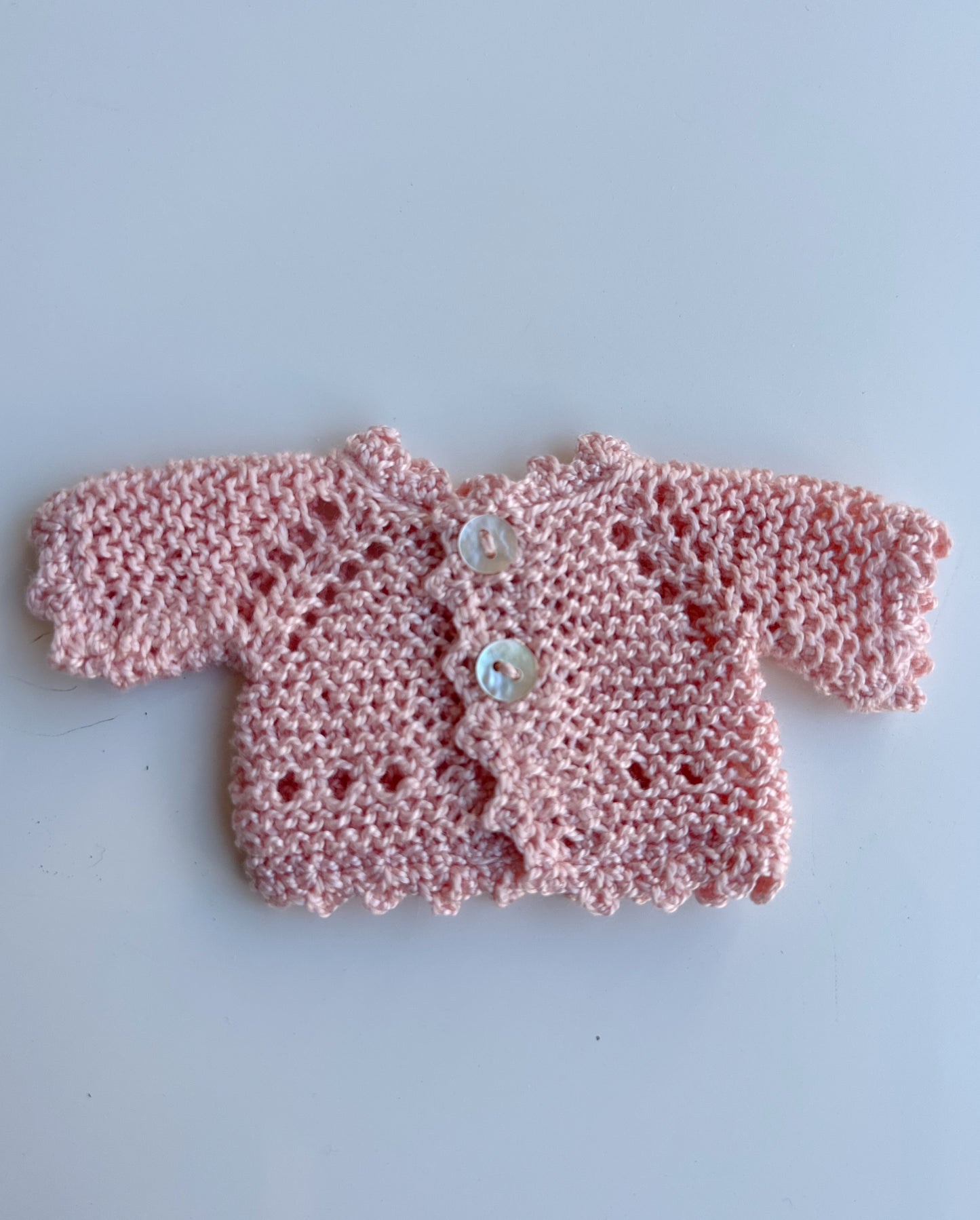 Conjunto jersey con capota y patucos perle salmon para muñeco de 21cm