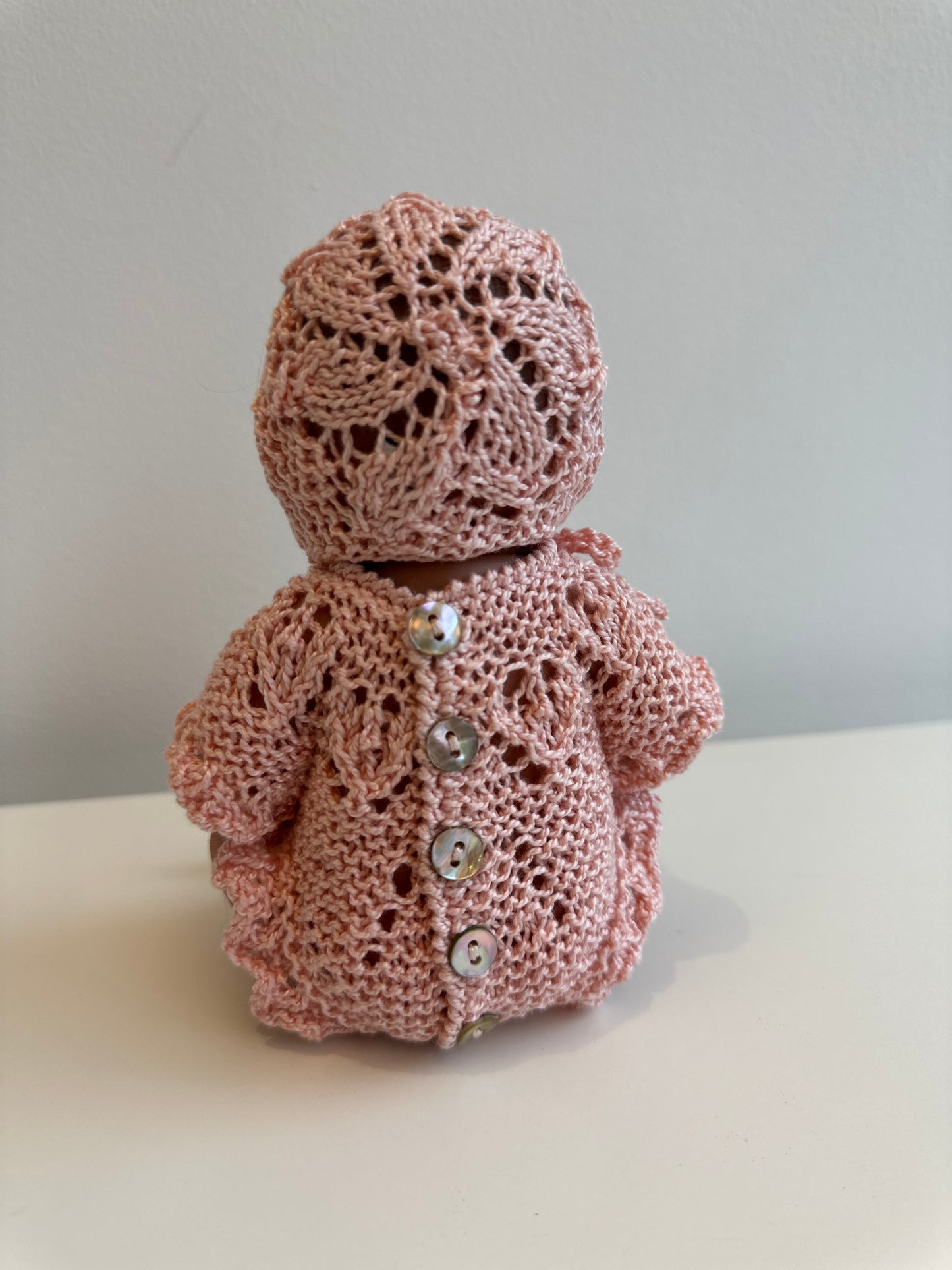 Conjunto body con capota y patucos perlé rosa salmón para muñeco de 21cm