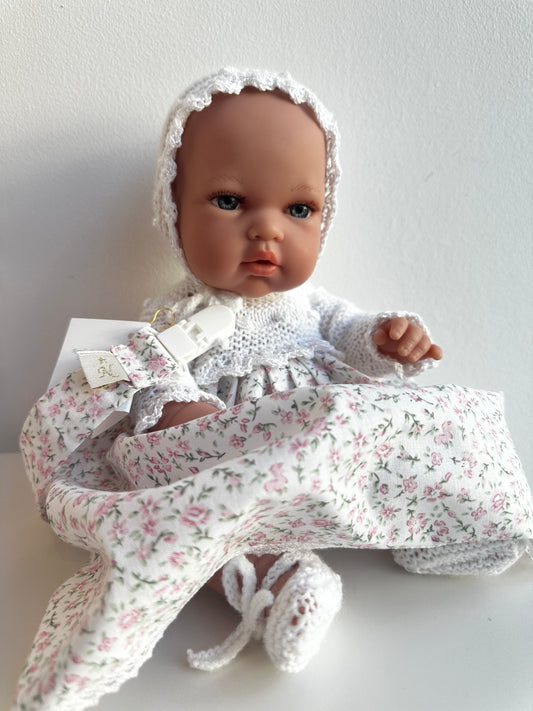 Muñeco 33cm vestido con faldón, patucos, capota y culotte hecho a mano. Punto blanco