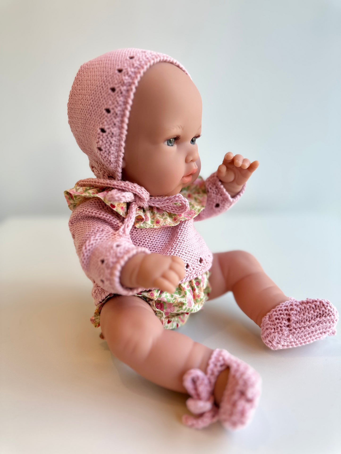 Muñeca 33 cm vestida punto calado