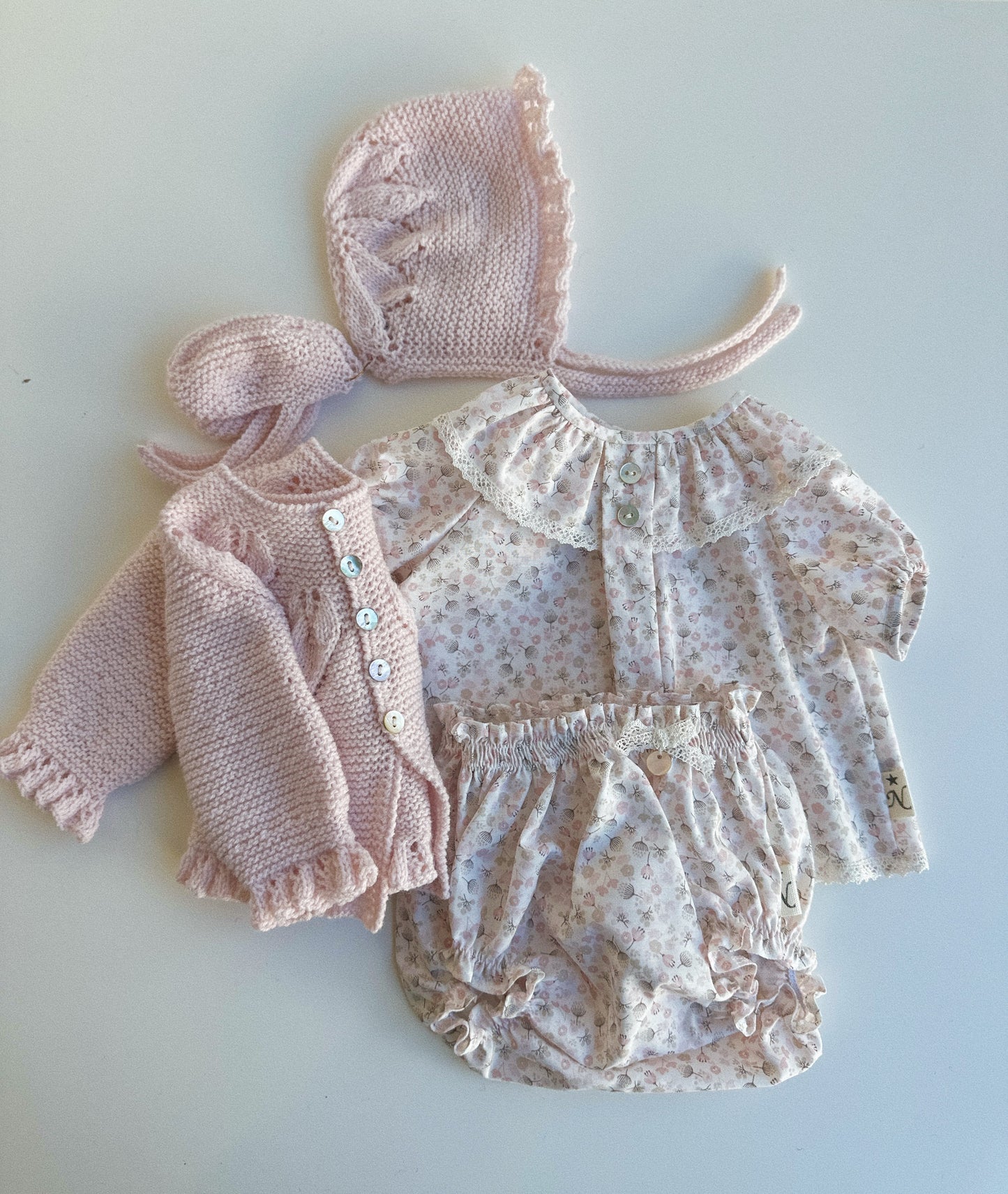 CONJUNTO BLUSA, CAPOTA, CHAQUETA/ JERSEY, PATUCOS Y CULOTTE PARA REBORN DE 48 CM