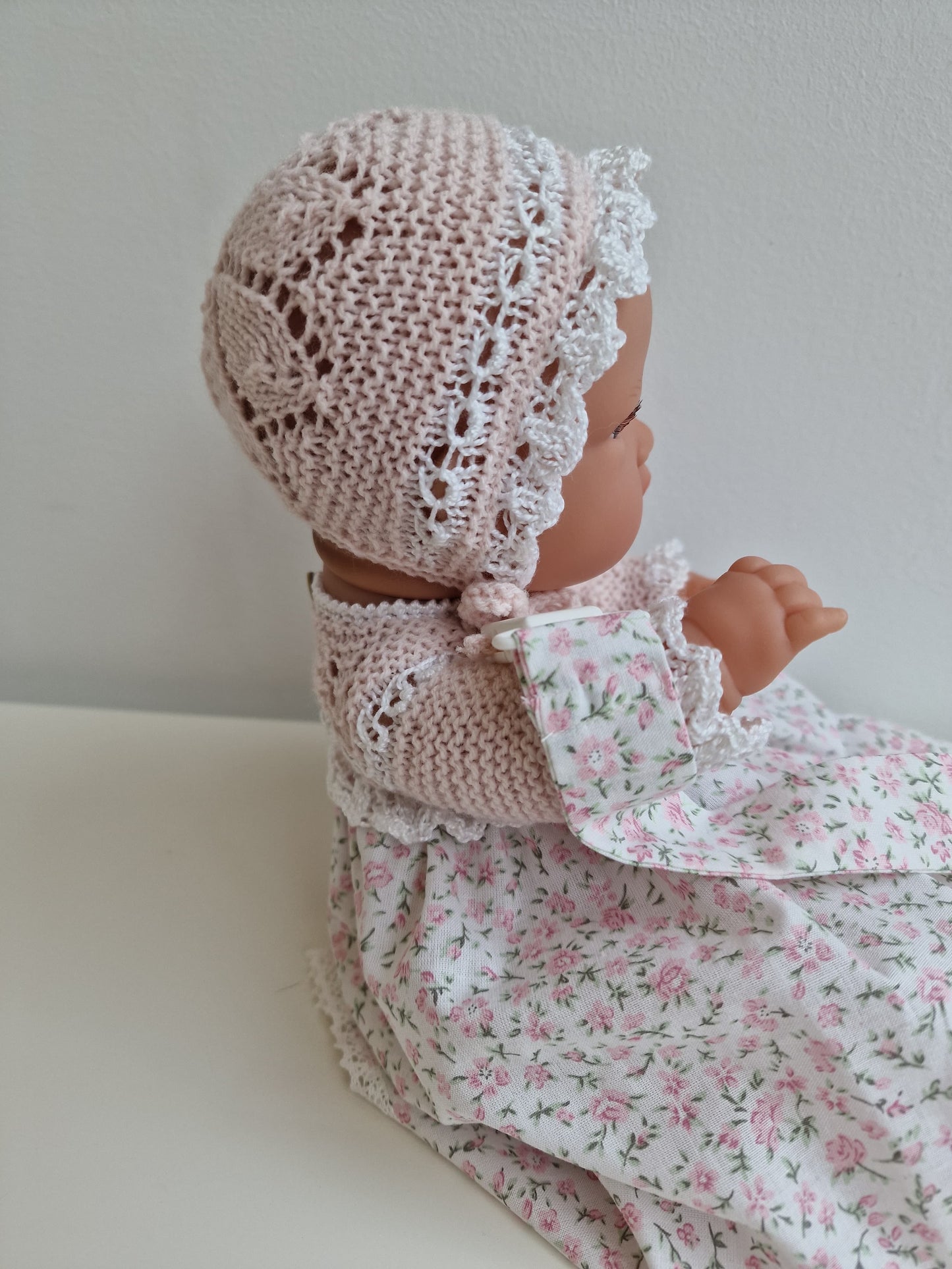 Muñeco 33cm vestido con faldón, patucos, capota y culotte hecho a mano.