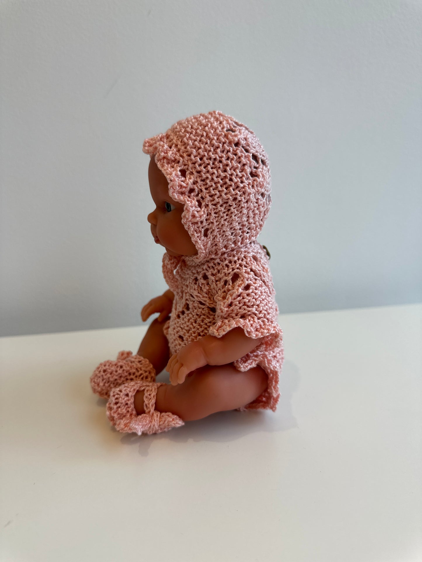 Conjunto body con capota y patucos perlé rosa salmón para muñeco de 21cm