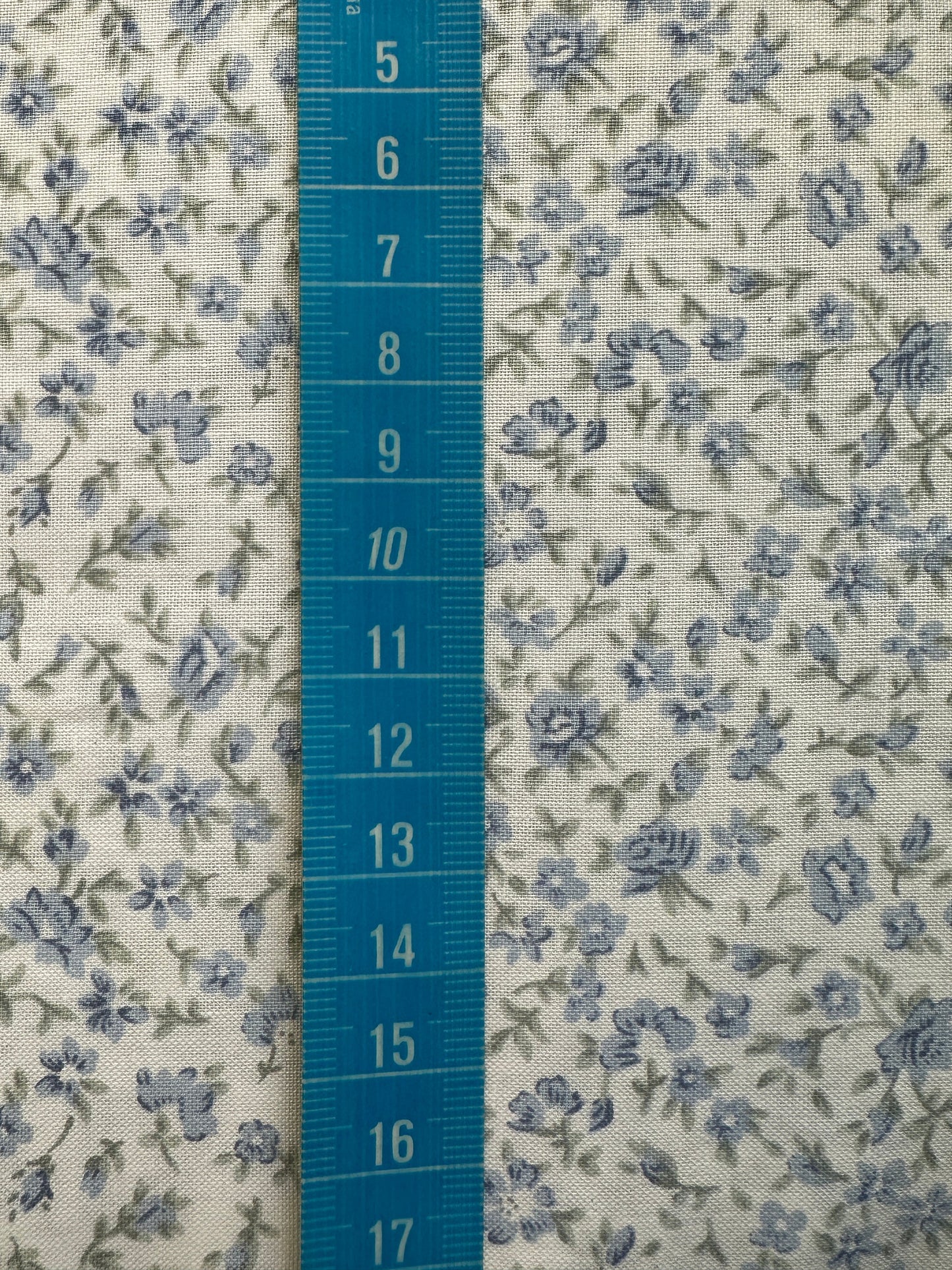 TELA ESTAMPADA LOLA AZUL DE 1,5 METROS DE ANCHO. 9 EUROS/ METRO.