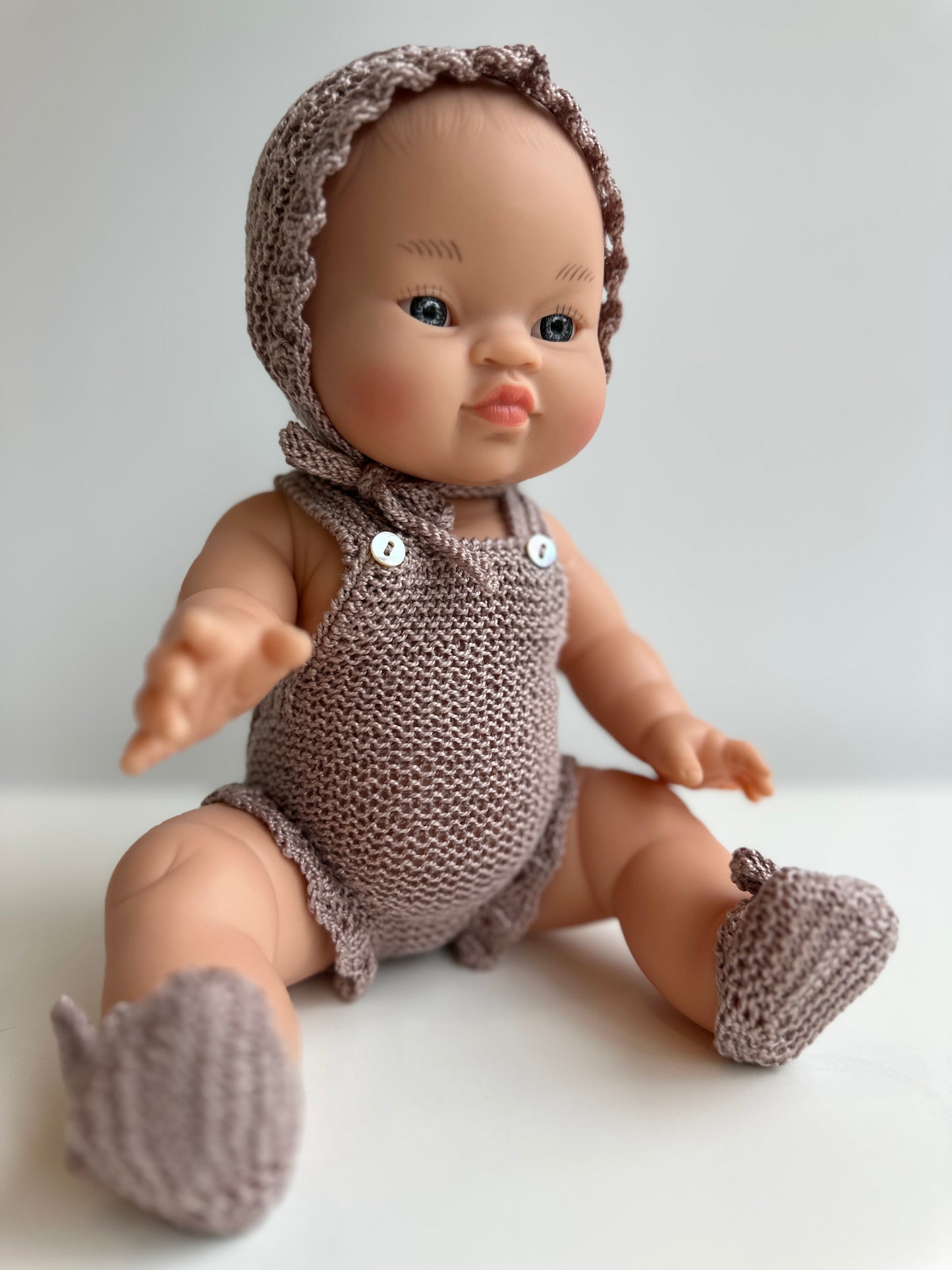 Conjunto de capota, peto y patucos hecho a mano para muñeco Gordi de Paola Reina 34 cm
