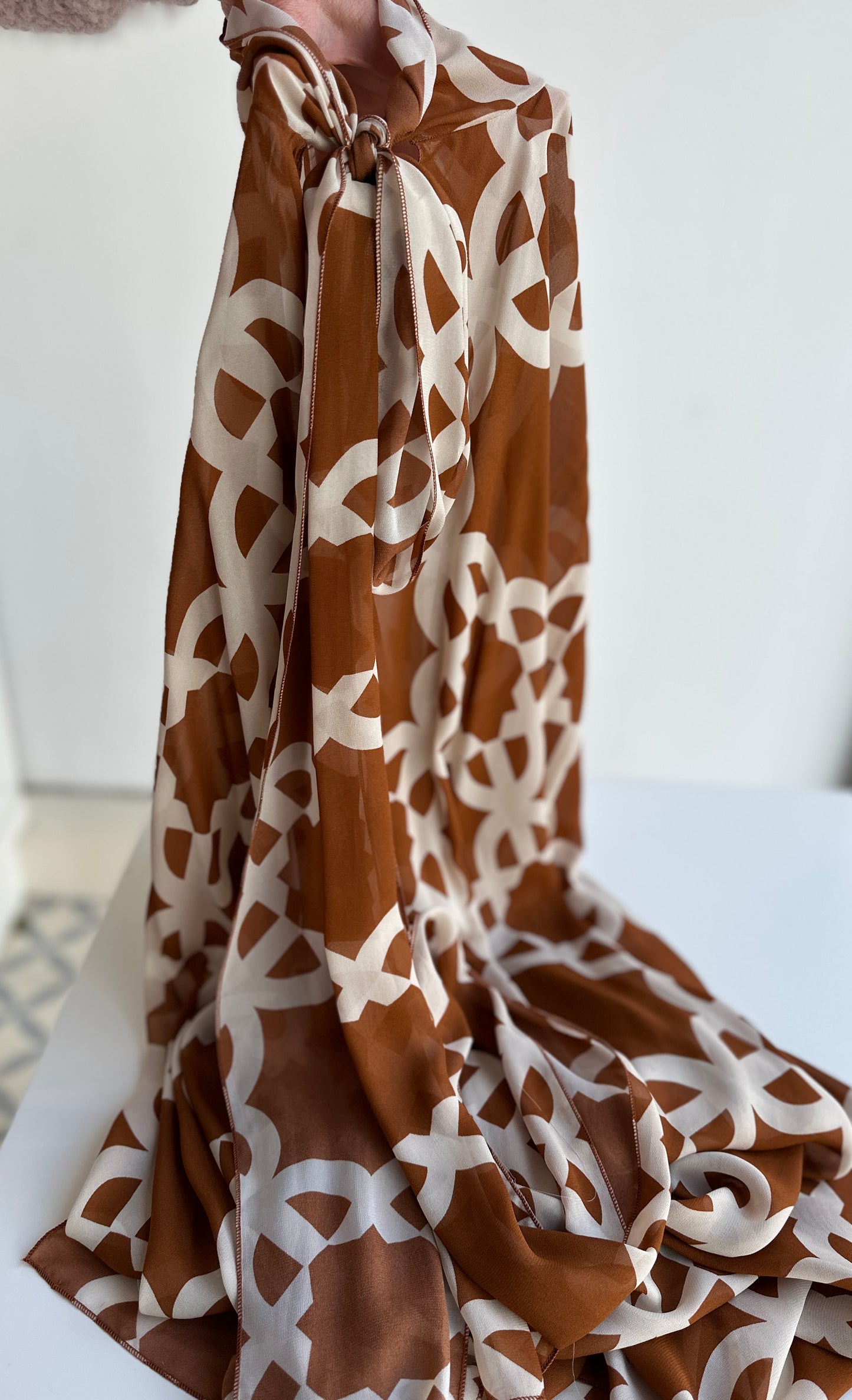 Capa con lazo estampado marrón
