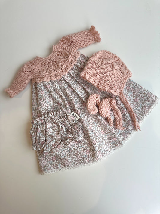 Conjunto compuesto por  faldon, culotte, capota y patucos para muñecos de 34 cm