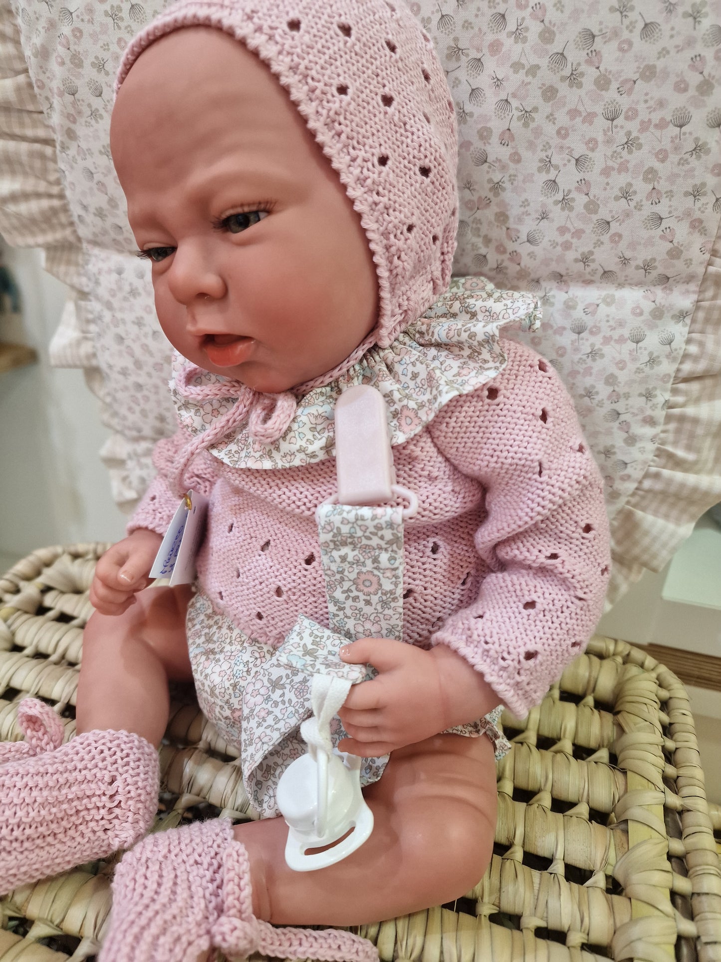 REBORN 40 CENTÍMETROS VESTIDO CON CAPOTA, JERSEY/ CHAQUETA, CULOTTE  , PATUCOS Y CUELLO , INCLUYE CHUPETE Y CHUPETERO