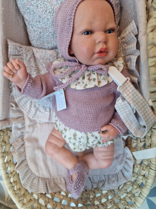 REBORN 40 CENTÍMETROS VESTIDO CON PUNTO HECHO A MAQUINA , CULOTTE Y CUELLO, INCLUYE CHUPETE Y CHUPETERO